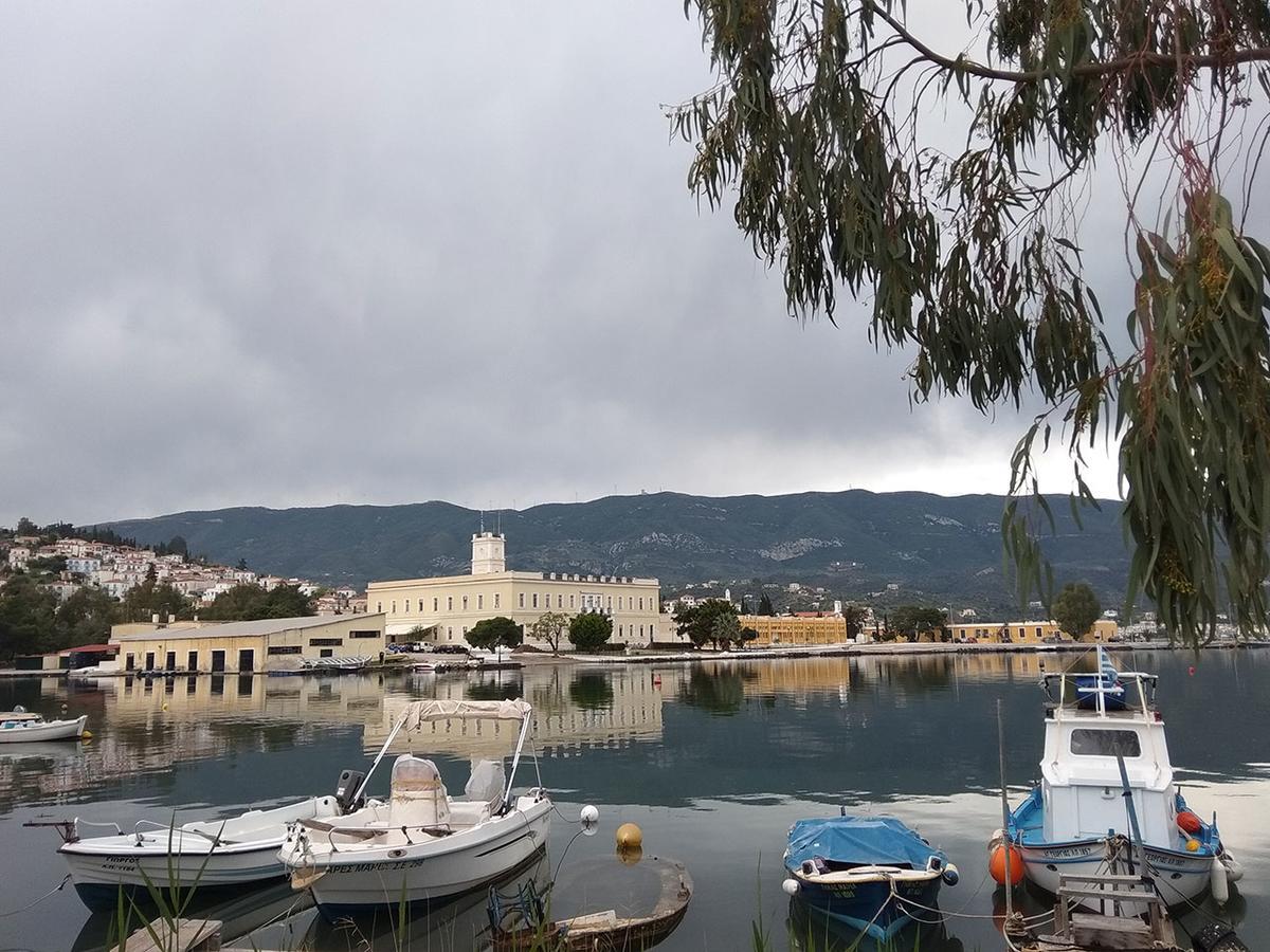Christina Perlia Studios Poros Town Exterior foto