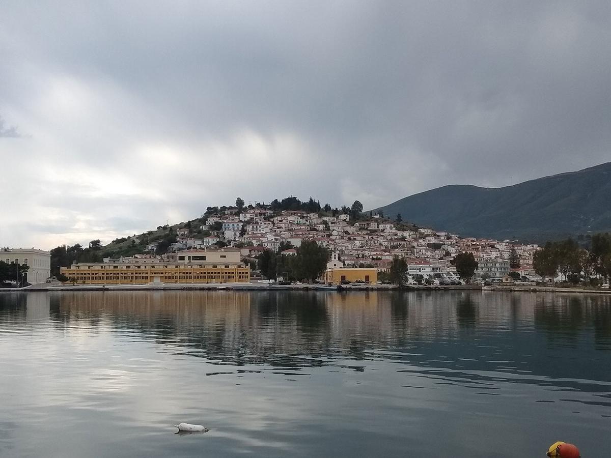 Christina Perlia Studios Poros Town Exterior foto